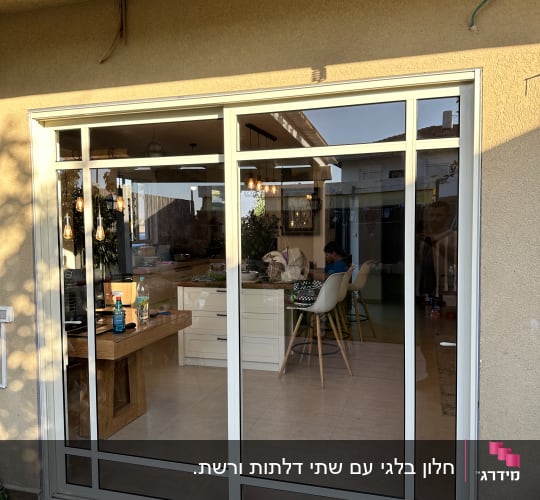 ויטרינת הזזה מאלומיניום בפרופיל בלגי בהיר ביציאה למרפסת